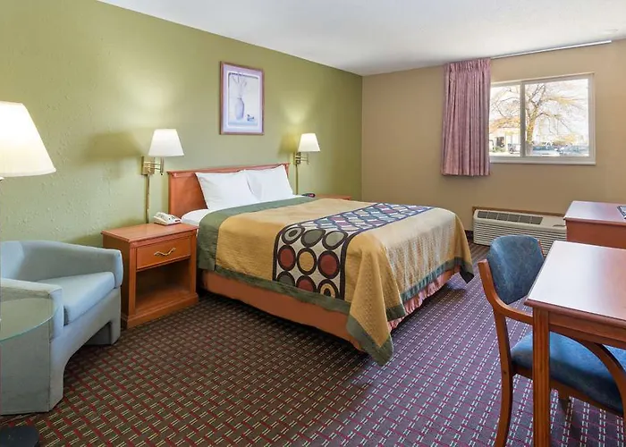 Super 8 By Wyndham I-39 2*