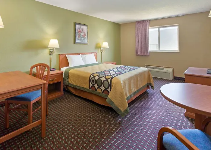 Super 8 By Wyndham I-39 Hotel 2*